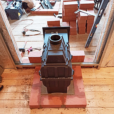 Монтаж основания под печь и кирпичного портала