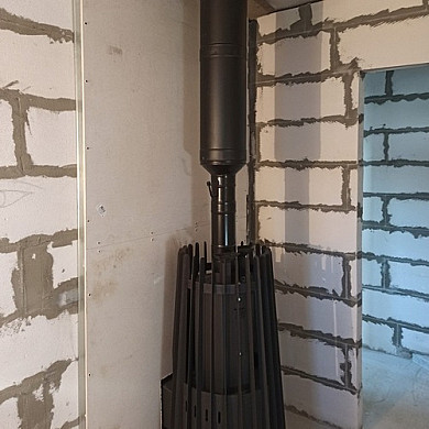 Вид печи GRILL'D Cometa 180 Vega Window с дымоходом MAGMA